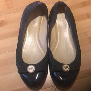 Michael Kors bow flats black and gold